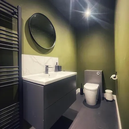 5 Bed House Sleeps10 Free Parking Pets Centre