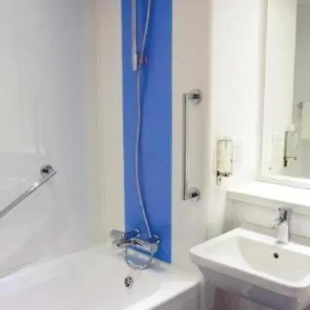 Travelodge Dreghorn 3*