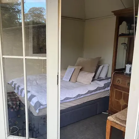 Small Private Guest In Lush Dean Area Of