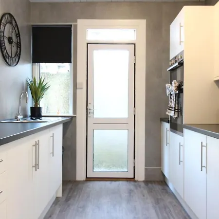 Deluxe 3 Bed, Sleeps 8, Free Parking, Edinurgh *