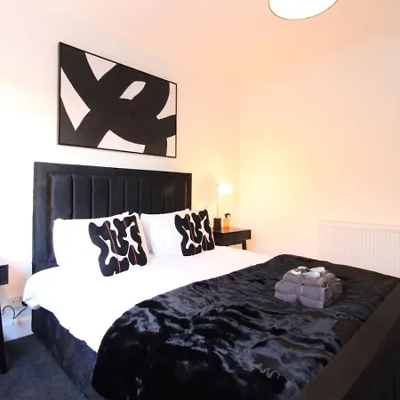 Deluxe 3 Bed, Sleeps 8, Free Parking, Edinurgh