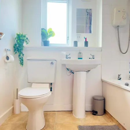 3 Floors, 4 Bedroom House With A Private Driveway! Σπίτι διακοπών