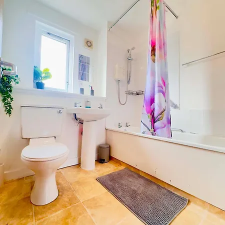Σπίτι διακοπών 3 Floors, 4 Bedroom House With A Private Driveway! *