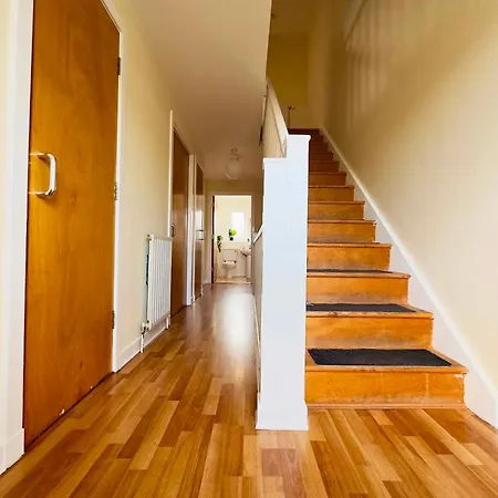 3 Floors, 4 Bedroom House With A Private Driveway! Σπίτι διακοπών *