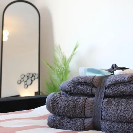 Deluxe 3 Bed, Sleeps 8, Free Parking, Edinurgh *