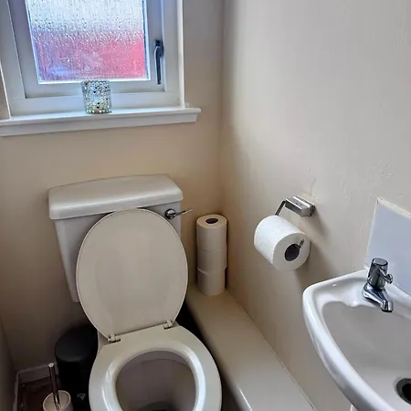 3 Floors, 4 Bedroom House With A Private Driveway! Σπίτι διακοπών