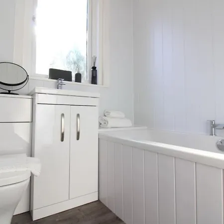 Deluxe 3 Bed, Sleeps 8, Free Parking, Edinurgh