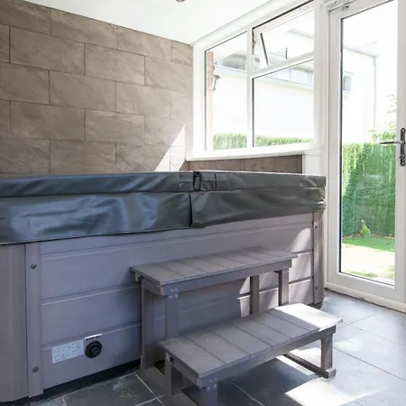 別荘 Luxurious Townhouse With Hot Tub *
