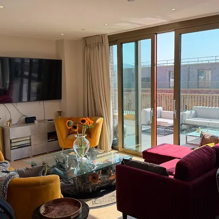 Stunning And Three Bedroom Penthouse With Roof Terrace Edinburgh