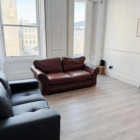 2 Bedrooms Leith Walk Edimburgo