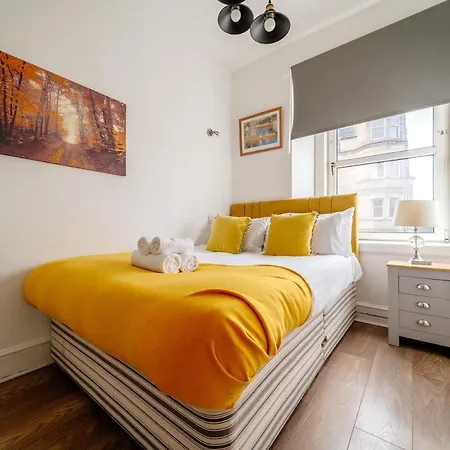 The Caledonian Retreat Sleep 6, Walk Everywhere! Apartman *