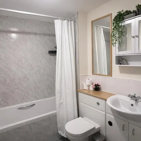 Spacious 2 King Bed Flat Near Centre 아파트 *