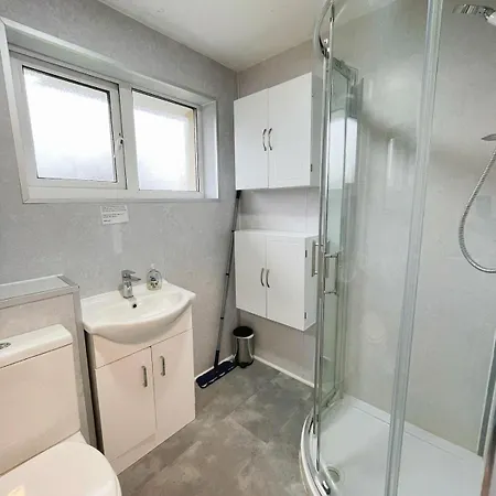 3 Bed Garden House Direct Connection To Airport N Train Station 아파트