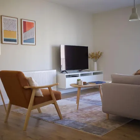 Lovely 2 Bed Apartment, Sleeps 6, * 에든버러