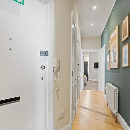 Castle Steps Away - Modern Flat Edinburg