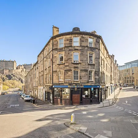 Castle Steps Away - Modern Flat *