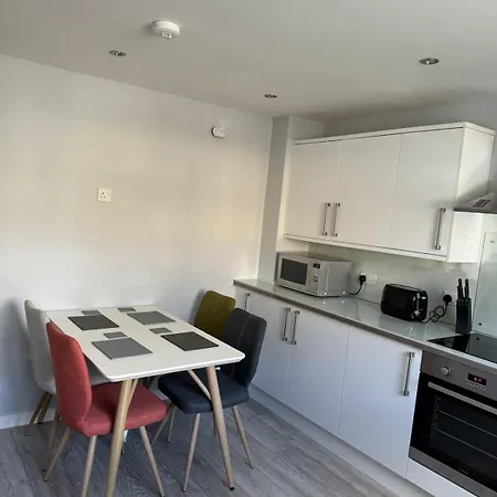 Edinburgh, Morningside Area, 3 To 4 Bedroom, Free On Road Parking *