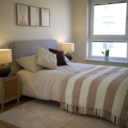 Lovely 2 Bed Apartment, Sleeps 6, * 에든버러