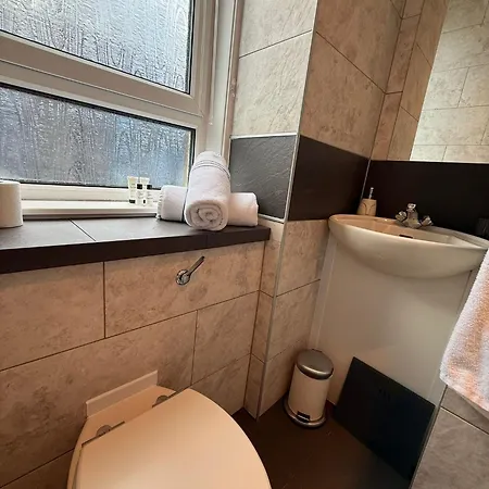 Stylish With Fast Wi-fi & Parking 아파트