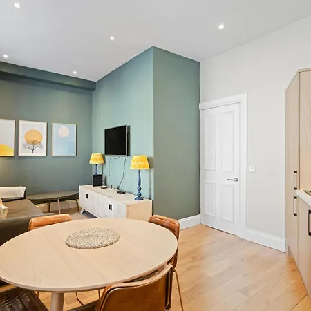 Castle Steps Away - Modern Flat