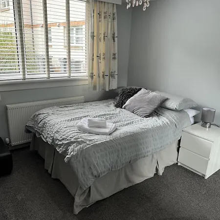 Apartamento Edinburgh, Morningside Area, 3 To 4 Bedroom, Free On Road Parking