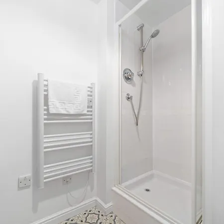 Апартаменты Cosy 2-bed Sleeps 4 *