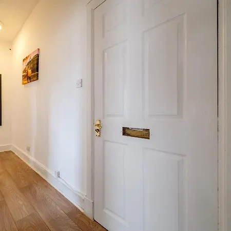 Апартаменты The Caledonian Retreat Sleep 6, Walk Everywhere! Эдинбург
