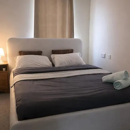 Spacious 2 King Bed Flat Near Centre *