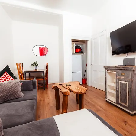 Cosy 2 Bdrm In Centre Of *