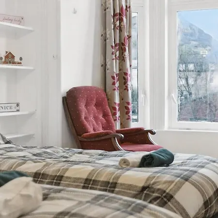 Meadowbank 2br Walk To Holyrood & Arthur's Seat *