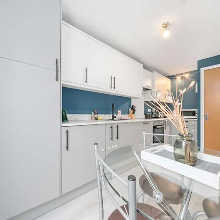 Cosy 2-bed Sleeps 4 Апартаменты *