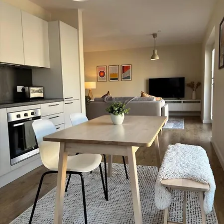 Lovely 2 Bed Apartment, Sleeps 6, * 에든버러