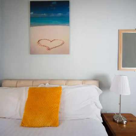 Cosy 4 Bdrm By Meadows アパート