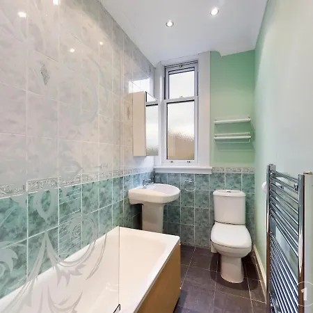 Roseburn Place With 2 Spacious Double Bedrooms *