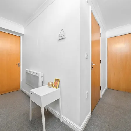 Cosy 2-bed Sleeps 4 *