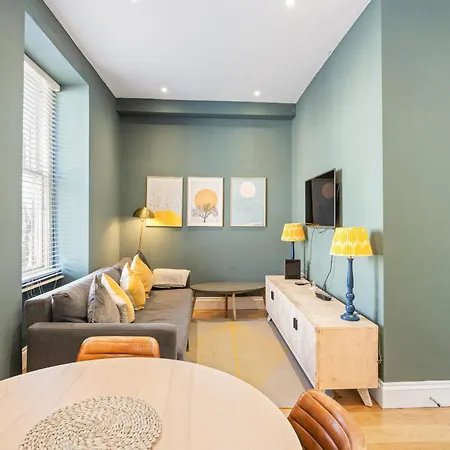 Castle Steps Away - Modern Flat