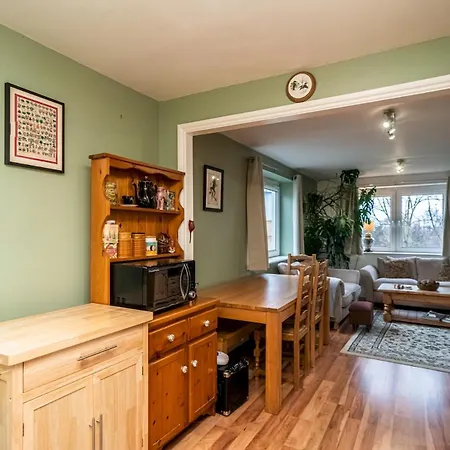 Charming 2br W Balcony & Free Parking - Pass The Keys アパート *