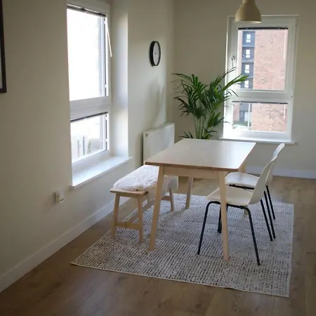 Lovely 2 Bed Apartment, Sleeps 6, *