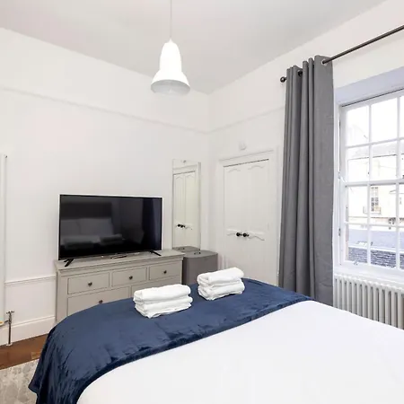 Stylish West End 1-bed - Prime Location