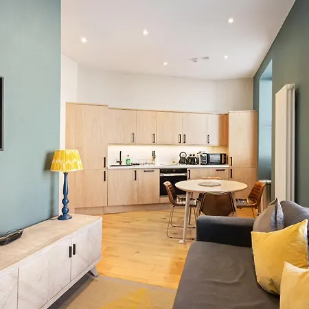 Castle Steps Away - Modern Flat 公寓 *