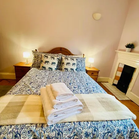 Roseburn Place With 2 Spacious Double Bedrooms *