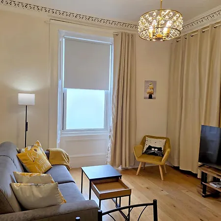 Lovely Immaculate Flat By Meadows 에든버러