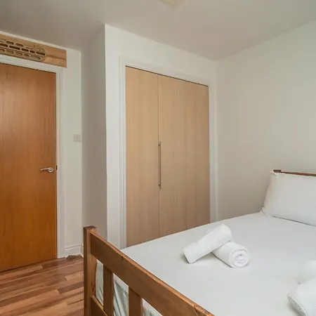Charming 2br W Balcony & Free Parking - Pass The Keys 아파트 *