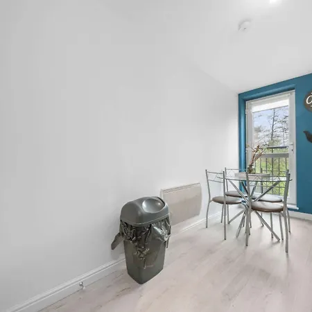 Cosy 2-bed Sleeps 4 Апартаменты *
