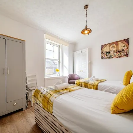 The Caledonian Retreat Sleep 6, Walk Everywhere! Апартаменты *