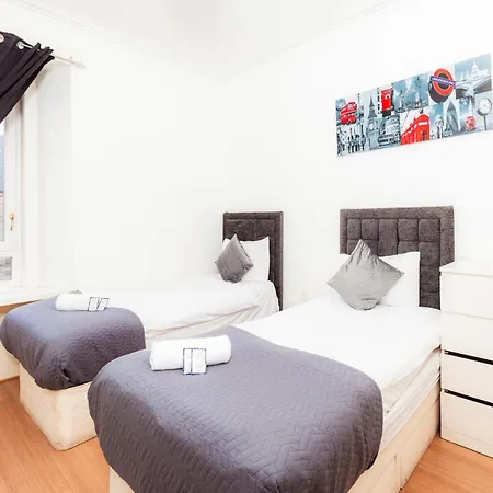 Cosy 2 Bdrm In Centre Of Lägenhet *