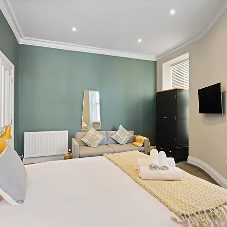 Castle Steps Away - Modern Flat * Edinburg