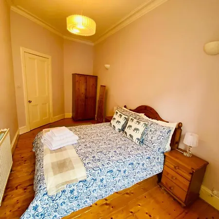 Roseburn Place With 2 Spacious Double Bedrooms * エディンバラ
