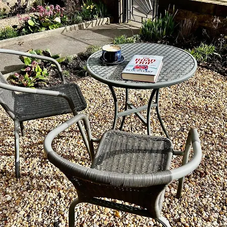 Peaceful Festival Retreat - Main Door Garden Flat *
