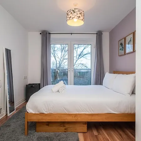 Charming 2br W Balcony & Free Parking - Pass The Keys 아파트 에든버러